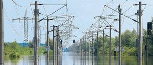 Auf der Bahnstrecke zwischen Hannover und Berlin steht auf einem fünf Kilometer langen Abschnitt das Wasser mindestens einen Meter hoch. Seit dem 10. Juni ist sie deshalb gesperrt. 