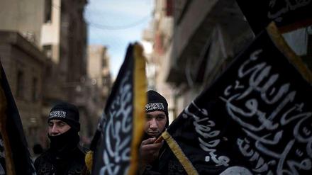 Mitglieder der "Fünften Brigade" in Dair az Zur im Osten des Landes. Sie tragen Flaggen der Kaida-nahen "Jabhat an Nusra"