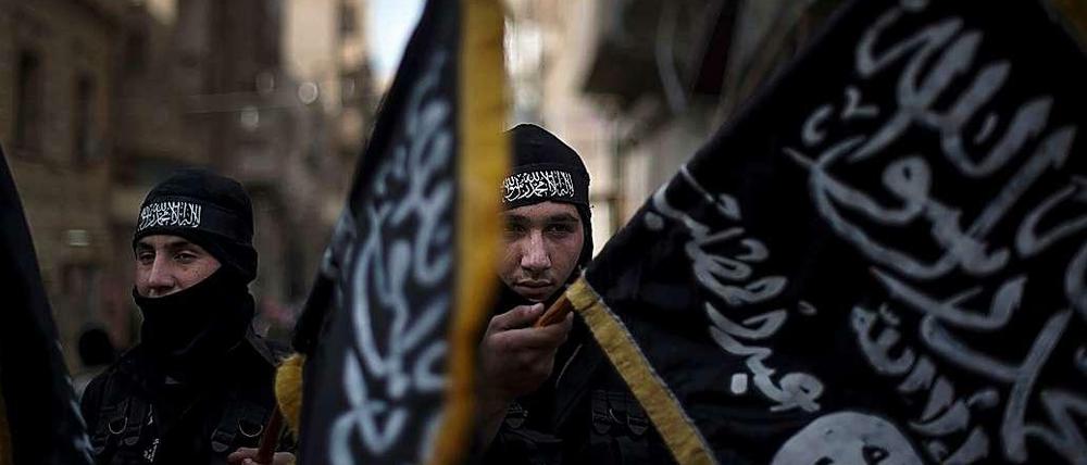 Mitglieder der "Fünften Brigade" in Dair az Zur im Osten des Landes. Sie tragen Flaggen der Kaida-nahen "Jabhat an Nusra"