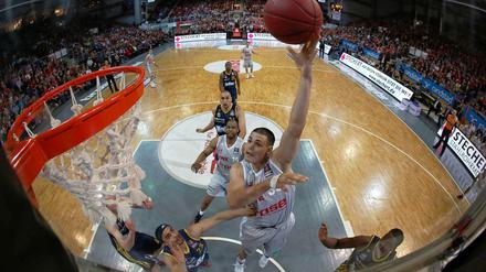 Beim letzten Aufeinandertreffen mit Alba Berlin gewann Bamberg und sicherte sich Platz eins vor den Playoffs.