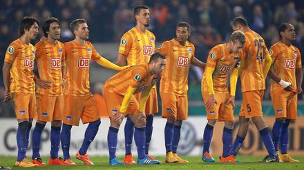 Raus und vorbei: Die Mannschaft von Hertha BSC scheitert in der zweiten Pokalrunde 2014/15 im Elfmeterschießen an Arminia Bielefeld. Ein Jahr später gibt es ein Wiedersehen, diesmal in Runde eins.