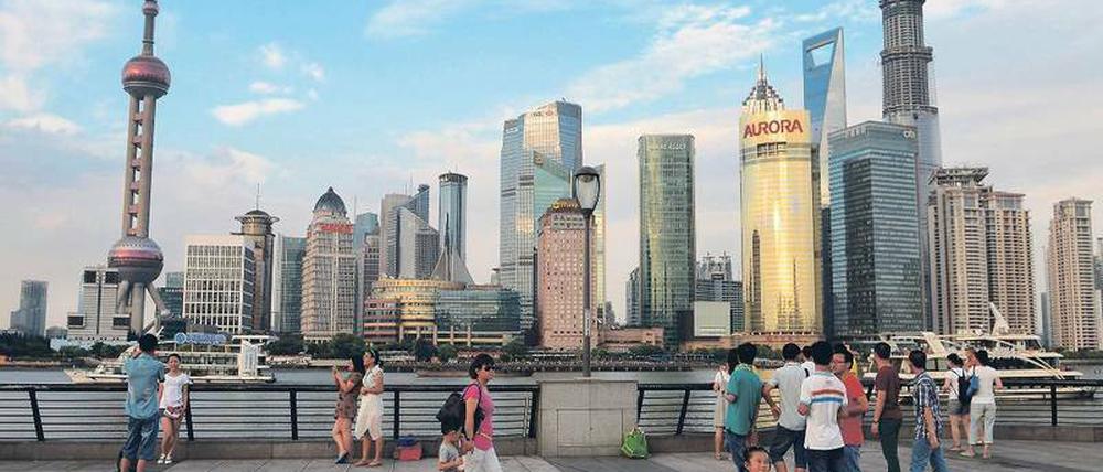 Schanghai. In Chinas Millionenmetropolen bieten sich auch Deutschen Chancen. 64 Prozent der deutschen Entscheider unterhalten intensive Wirtschaftsbeziehungen zu dem Land. Foto: AFP