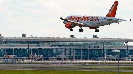 Seit 1994 haben der Bund, Berlin und Brandenburg 1,8 Milliarden Euro in den Flughafen BER gesteckt. Am Freitag soll der Aufsichtsrat weitere 21 Millionen Euro freigeben. Die Gesamtkosten sollen erst nach der Eröffnung endgültig beziffert werden, doch es gibt bereits Gerüchte.