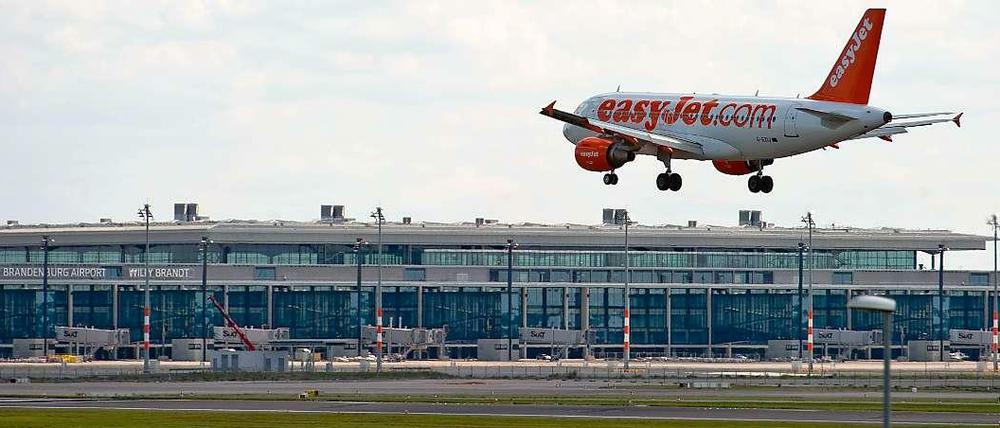 Seit 1994 haben der Bund, Berlin und Brandenburg 1,8 Milliarden Euro in den Flughafen BER gesteckt. Am Freitag soll der Aufsichtsrat weitere 21 Millionen Euro freigeben. Die Gesamtkosten sollen erst nach der Eröffnung endgültig beziffert werden, doch es gibt bereits Gerüchte.