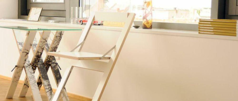 Hin und weg. Die Klappmöbel sind rasch aufgestellt – und wieder versteckt.