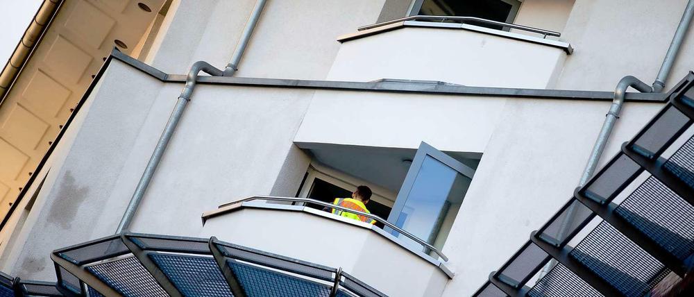 Bei einem Einsatz am Heinrich-Heine-Platz in Berlin-Mitte wurden zwei Einsatzkräfte der Polizei schwer verletzt. 