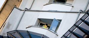 Bei einem Einsatz am Heinrich-Heine-Platz in Berlin-Mitte wurden zwei Einsatzkräfte der Polizei schwer verletzt. 