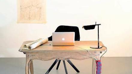 Die "Cable Sock" von Arco versteckt Kabel galant am Tischbein.