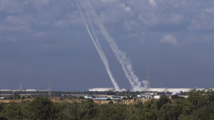 Israels Abwehrsystem „Iron Dome“ feuert Raketen ab, um Raketen der Hamas abzufangen.