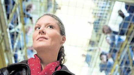 Allein unter Männern. Auf dem Weg durch die JVA zur Direktorin ist der Weg der Kommissarsassistentin Franziska (Tessa Mittelstaedt) von Pfiffen und Johlen begleitet. Foto: WDR