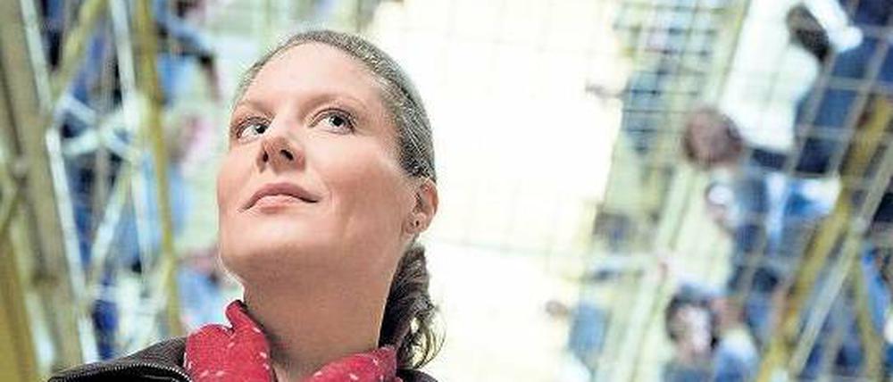Allein unter Männern. Auf dem Weg durch die JVA zur Direktorin ist der Weg der Kommissarsassistentin Franziska (Tessa Mittelstaedt) von Pfiffen und Johlen begleitet. Foto: WDR