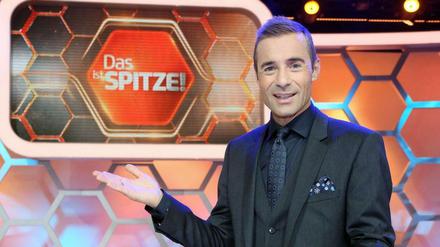 Entertainer Kai Pflaume vor der berühmten Wabenwand.