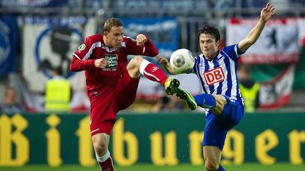 Ungelenk. Herthas Nico Schulz (rechts) machte gegen Chris Löwe und Kaiserslautern keine gute Figur.
