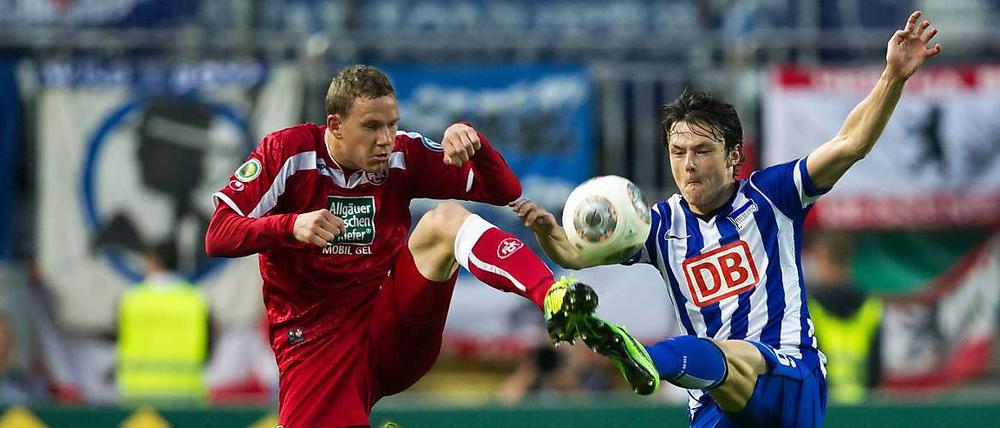Ungelenk. Herthas Nico Schulz (rechts) machte gegen Chris Löwe und Kaiserslautern keine gute Figur.
