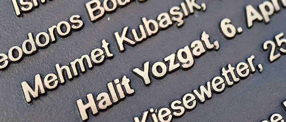 Der Name Halit Yozgat steht neben weiteren Namen der NSU-Mordopfer auf einem Gedenkstein in Kassel. Im Münchner NSU-Prozess befasste sich das Gericht am 39. Verhandlungstag mit dem Mord an ihm.