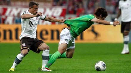 Hier geblieben. Bayern Münchens Xherdan Shaqiri (links) gegen Hiroki Sakai.