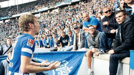 Kapitän in Erklärungsnot. Die Gesprächsführung von Fabian Lustenberger mit den Hertha-Fans sorgte für Kritik aus dem Verein. Foto: nph