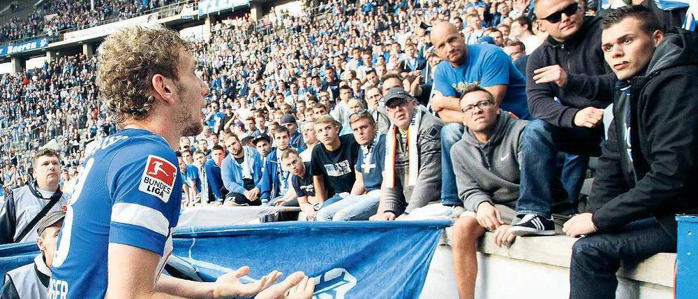 Kapitän in Erklärungsnot. Die Gesprächsführung von Fabian Lustenberger mit den Hertha-Fans sorgte für Kritik aus dem Verein. Foto: nph
