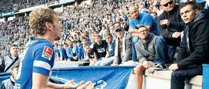 Kapitän in Erklärungsnot. Die Gesprächsführung von Fabian Lustenberger mit den Hertha-Fans sorgte für Kritik aus dem Verein. Foto: nph