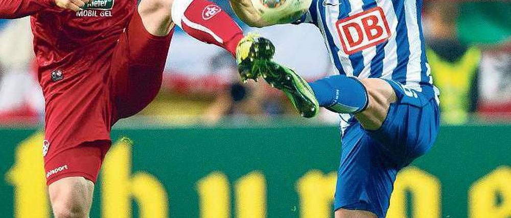 Pokal ist nicht Herthas Bühne. Zwar mühte sich Nico Schulz (rechts) gegen Chris Löw, aber wieder einmal vergebens. Die Berliner verloren in Kaiserlautern deutlich und schieden gegen den Zweitligisten bereits in der zweiten Runde aus. Foto: dpa