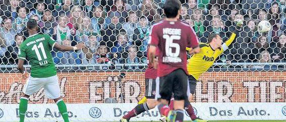 Da war noch alles gut. Der Bremer Eljero Elia (links) trifft zum 2:0. Foto: dpa