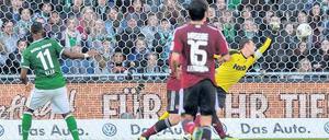 Da war noch alles gut. Der Bremer Eljero Elia (links) trifft zum 2:0. Foto: dpa