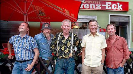 Heimathafen: Die Band "Wedding" vor ihrer Stammgastronomie, dem Grenz-Eck.