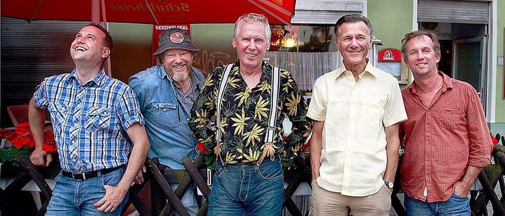 Heimathafen: Die Band "Wedding" vor ihrer Stammgastronomie, dem Grenz-Eck.