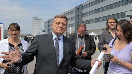Mann und Maschine. BER-Chef Hartmut Mehdorn kann jetzt mit seinem Team den Probebetrieb am Nordpier vorbereiten – und dadurch große Bereiche des Airports testen.