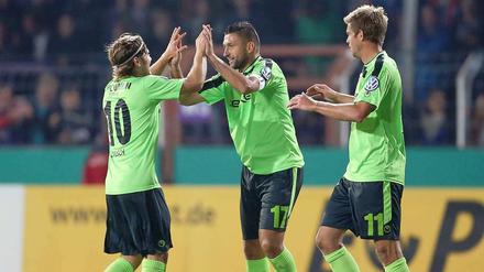 Schlag ein. Unions Torsten Mattuschka (Mitte) feiert seinen Treffer zum 1:0 für die Berliner.