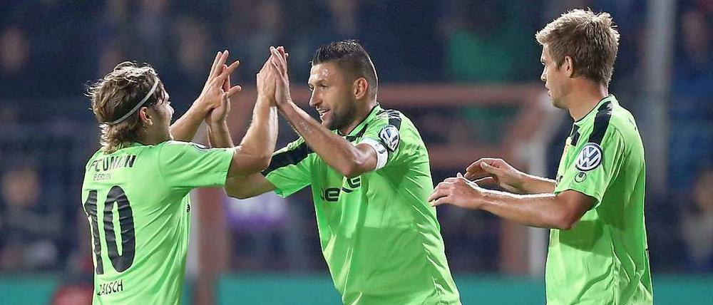 Schlag ein. Unions Torsten Mattuschka (Mitte) feiert seinen Treffer zum 1:0 für die Berliner.