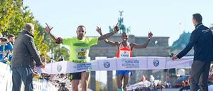 Huch, wer ist das denn? Nicht der neue Weltrekordhalter Wilson Kipsang Kiprotich riss das Zielband, sondern ein Flitzer. Der Störenfried betrat die Strecke kurz vor dem Ziel und durchquert es vor dem Kenianer. Innensenator Frank Henkel (CDU) links schaute nur verdutzt zu.