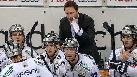 Bisher läuft es unter dem neuen Trainer Jeff Tomlinson für die Eisbären noch nicht meisterlich.