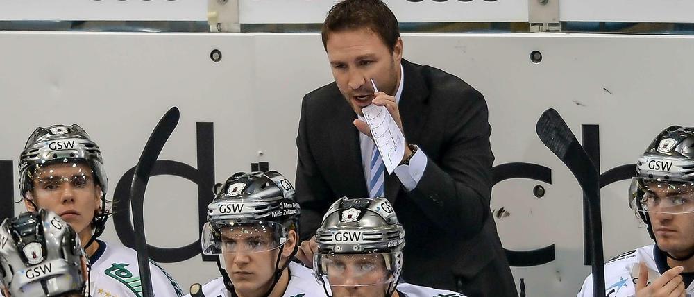 Bisher läuft es unter dem neuen Trainer Jeff Tomlinson für die Eisbären noch nicht meisterlich.