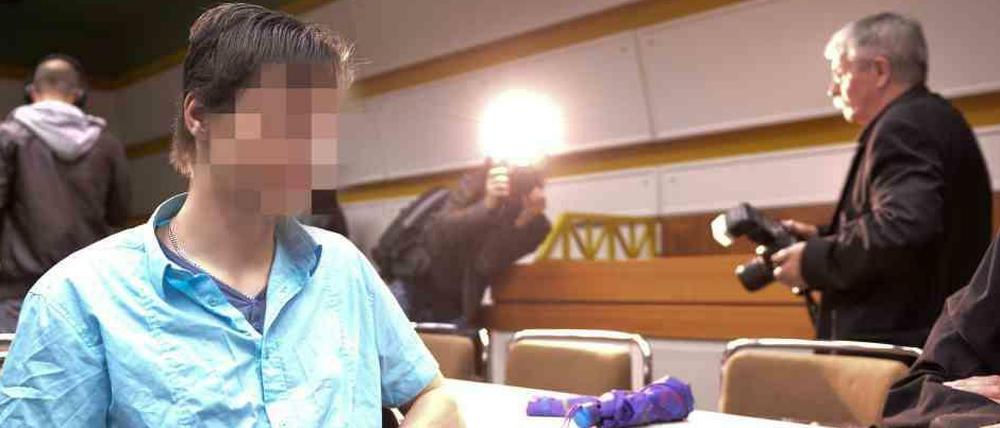 Robin v. H. im Gerichtssaal: Der 21-Jährige machte als "Waldjunge Ray" Schlagzeilen.