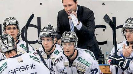 Redebedarf. Der neue Trainer Jeff Tomlinson (hier ein Archivfoto) wundert sich, dass seiner Mannschaft in der Offensive nichts Konstruktives einfällt. Foto: dpa