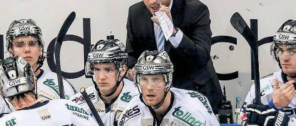Redebedarf. Der neue Trainer Jeff Tomlinson (hier ein Archivfoto) wundert sich, dass seiner Mannschaft in der Offensive nichts Konstruktives einfällt. Foto: dpa