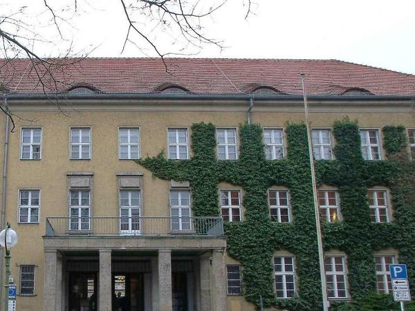 Teils begrünte Fassade des Rathauses Zehlendorf.