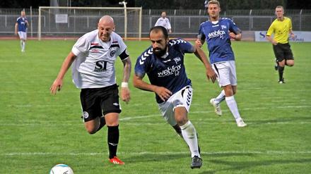 In der Wildnis des Berliner Amateurfußballs: Hertha 03 Zehlendorf gegen TeBe (weiße Trikots).