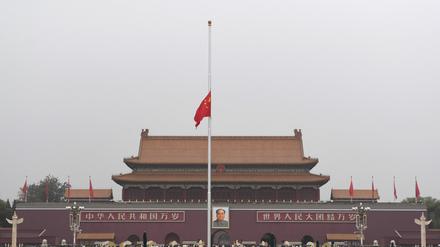 Fahnen auf Halbmast: Am 2. November wurde der frühere chinesische Ministerpräsident Li Keqiang beigesetzt.