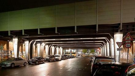 Licht-Träger. Der Blick aus der südlichen Wilmersdorfer Straße in Richtung Fußgängerzone. Die neue Beleuchtung gibt es seit dem September 2014.