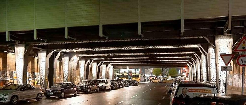 Licht-Träger. Der Blick aus der südlichen Wilmersdorfer Straße in Richtung Fußgängerzone. Die neue Beleuchtung gibt es seit dem September 2014.