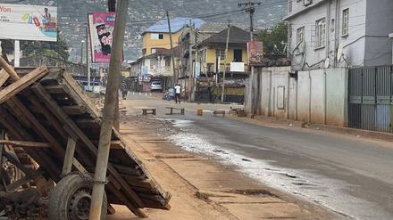 Die Regierung von Sierra Leone hat nach einem Sicherheitsvorfall in einer Kaserne am Sonntagmorgen eine landesweite Ausgangssperre verhängt.
