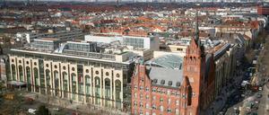 Steglitz: Das 1898 von den Architekten Reinhardt & Süßenguth im Stil der Neogotik errichtete Rathaus an der Schloßstraße beherbergt Teile der Verwaltung.
