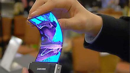 Ein Handy mit biegsamem Display.