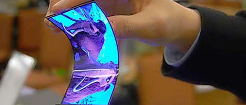 Ein Handy mit biegsamem Display.