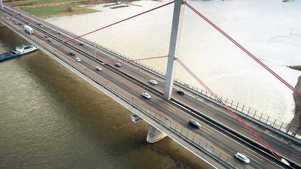 Problemfall: Die Rheinbrücke auf der A 1 bei Leverkusen war zeitweise für Brummis gesperrt.