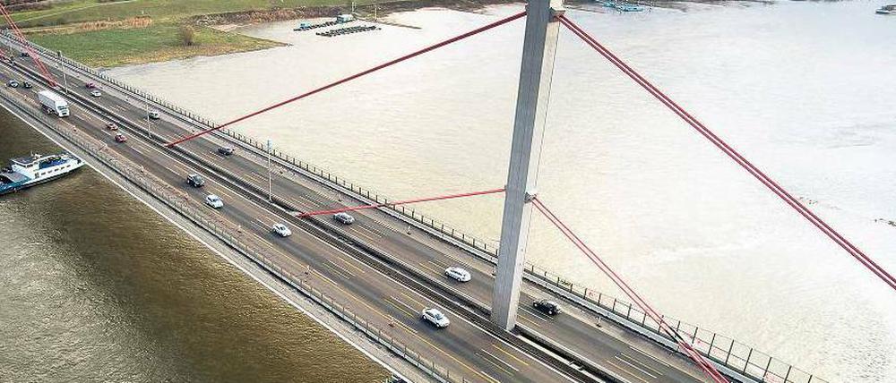 Problemfall: Die Rheinbrücke auf der A 1 bei Leverkusen war zeitweise für Brummis gesperrt.