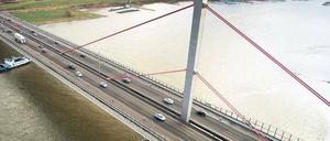 Problemfall: Die Rheinbrücke auf der A 1 bei Leverkusen war zeitweise für Brummis gesperrt.