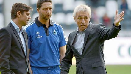 Blick nach vorn: Bert van Marwijk (r.) unterhält sich vor seinem ersten Spiel als HSV-Trainer mit Co-Trainer Roel Coumans (m.) und HSV-Sportdirektor Oliver Kreuzer (l.)